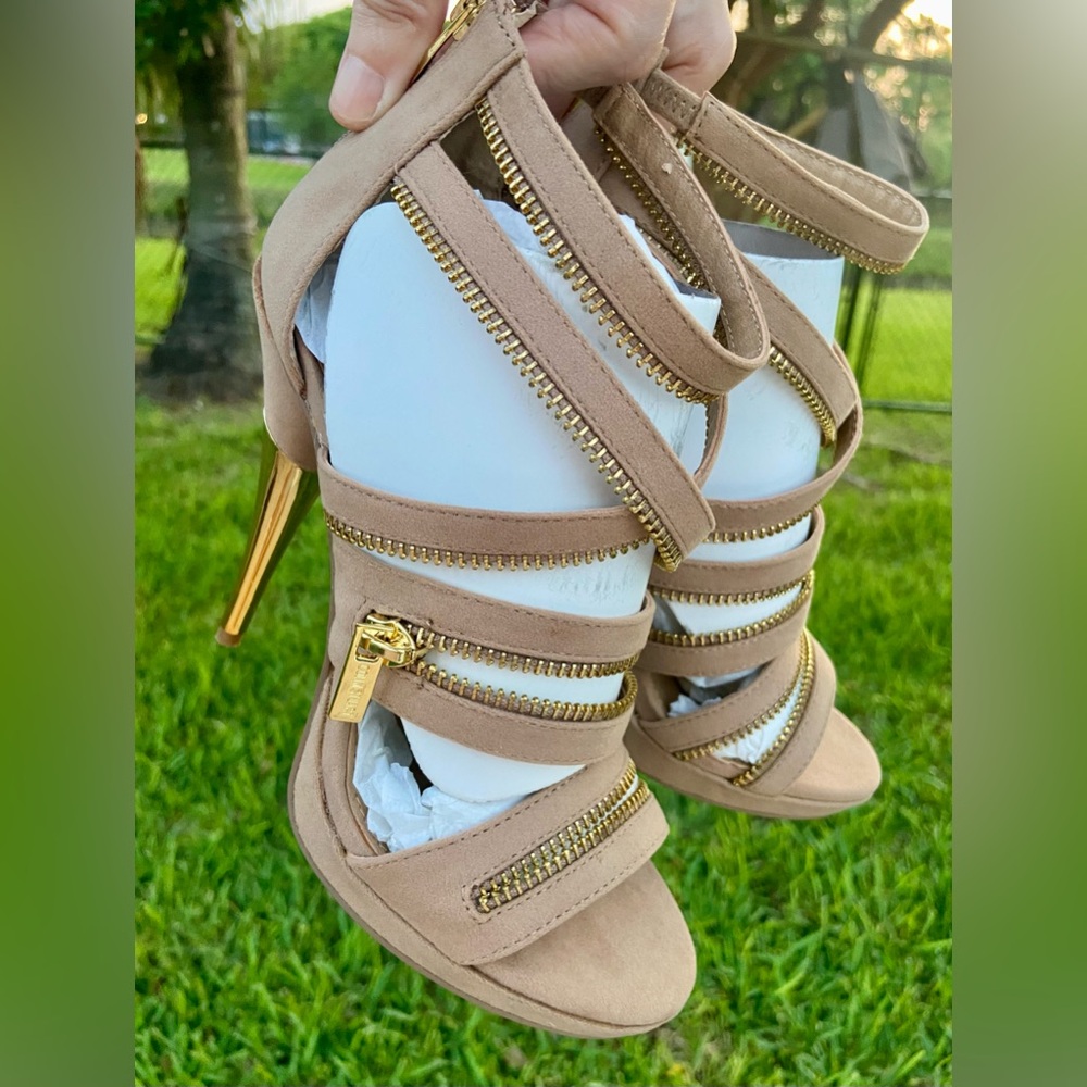 BEIGE TAN SUEDE-LIKE STRAPPY HEELS — GOLD ZIPPERS — GOLD HEELS — NEW — SIZE  5